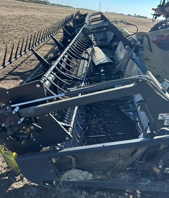 2014 Case IH 7230 Combine with 2024 Geringhoff 40′ Razor Header - Image 10