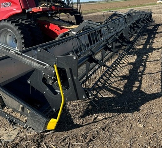 2014 Case IH 7230 Combine with 2024 Geringhoff 40′ Razor Header - Image 12