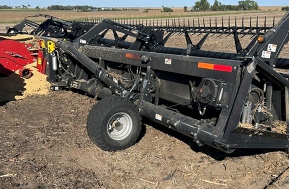 2014 Case IH 7230 Combine with 2024 Geringhoff 40′ Razor Header - Image 14