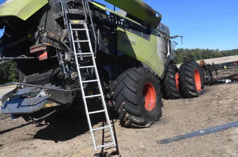 2026 CLAAS LEXION 8700 Combine and 2023 MacDon FD250 Header - Image 10