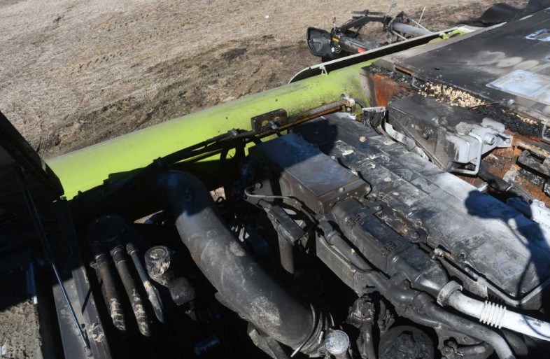 2026 CLAAS LEXION 8700 Combine and 2023 MacDon FD250 Header - Image 15