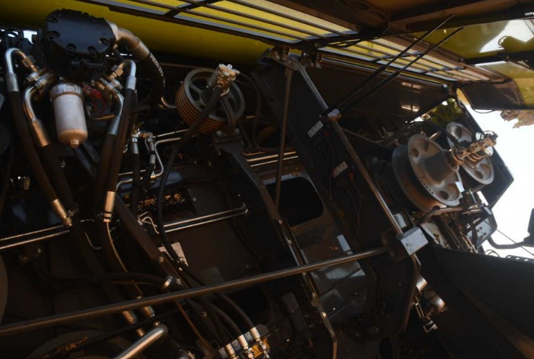 2026 CLAAS LEXION 8700 Combine and 2023 MacDon FD250 Header - Image 27