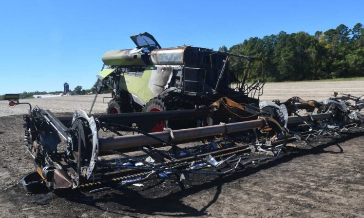 2026 CLAAS LEXION 8700 Combine and 2023 MacDon FD250 Header - Image 3