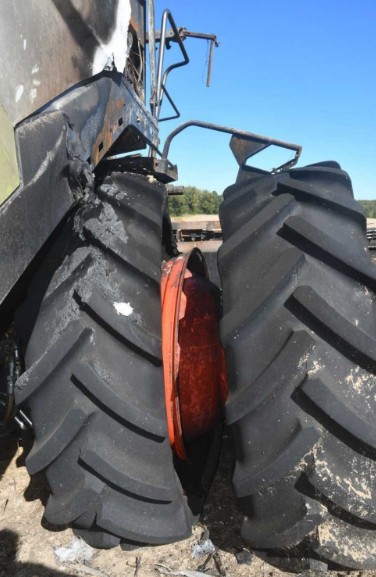 2026 CLAAS LEXION 8700 Combine and 2023 MacDon FD250 Header - Image 33