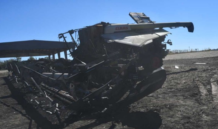 2026 CLAAS LEXION 8700 Combine and 2023 MacDon FD250 Header - Image 6