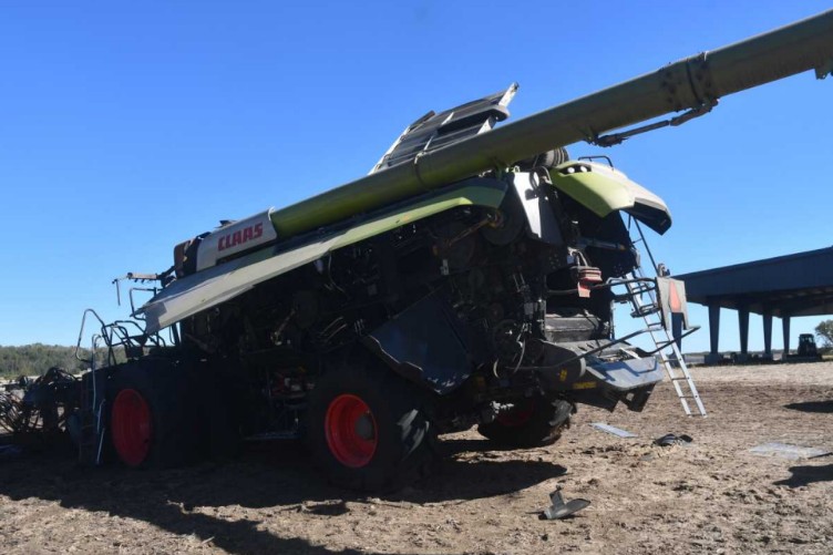 2026 CLAAS LEXION 8700 Combine and 2023 MacDon FD250 Header - Image 8