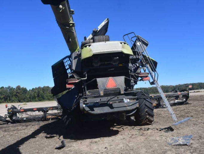 2026 CLAAS LEXION 8700 Combine and 2023 MacDon FD250 Header - Image 9