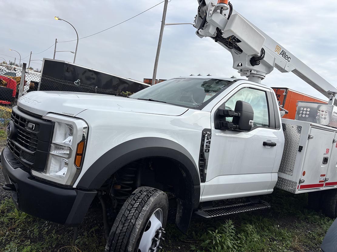 2026 Ford F-450 Bucket Truck - Image 8