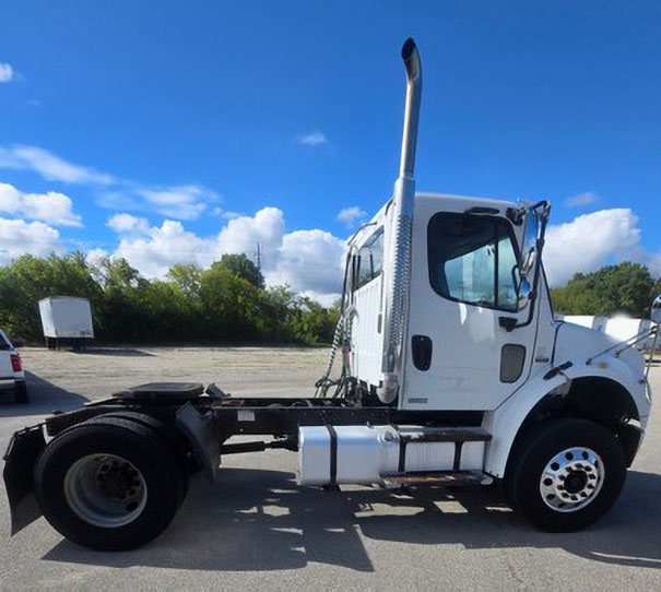2006 Freightliner M2 - Image 2
