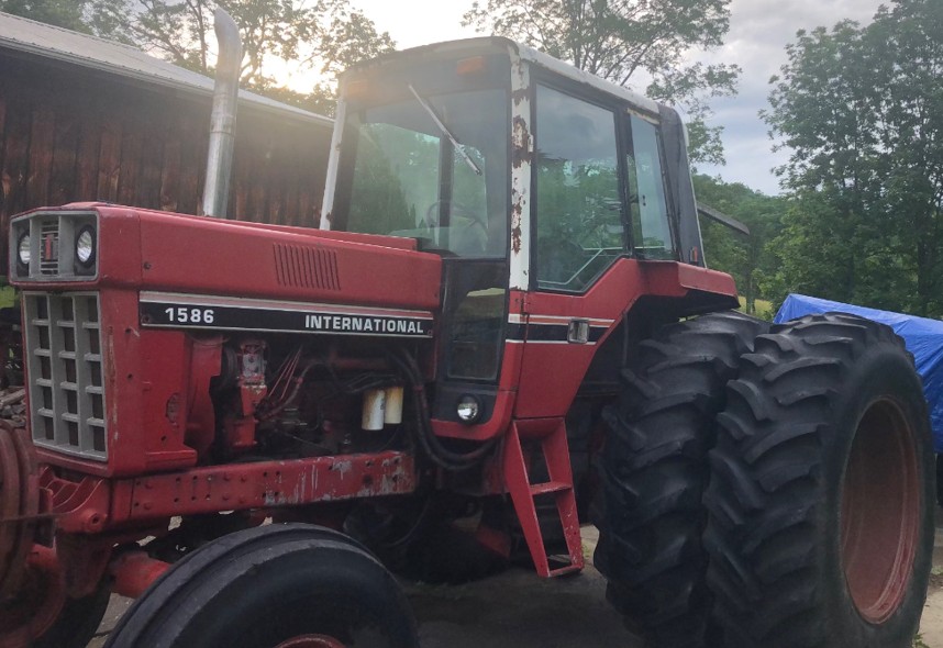 International 1586 Tractor - Image 2