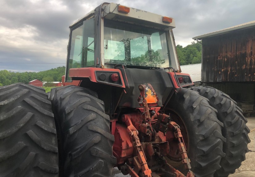 International 1586 Tractor - Image 3