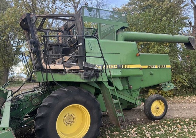 John Deere 6620 Combine/John Deere 220 Header