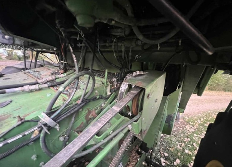 John Deere 6620 Combine/John Deere 220 Header - Image 11