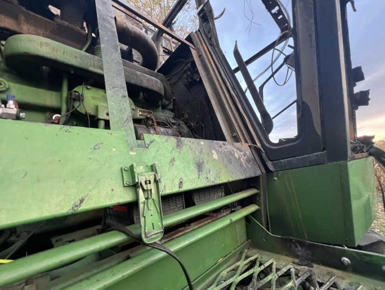John Deere 6620 Combine/John Deere 220 Header - Image 14