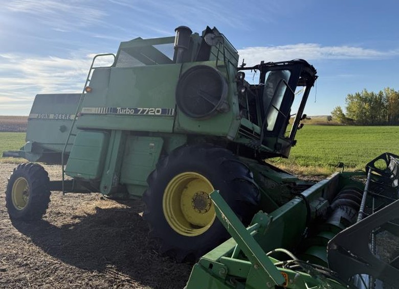 John Deere 7720 Combine - Image 6