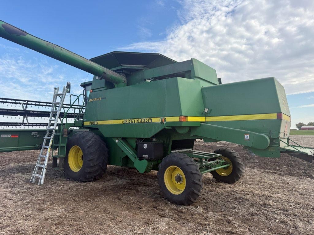 1998 John Deere 9510 Combine - Image 2