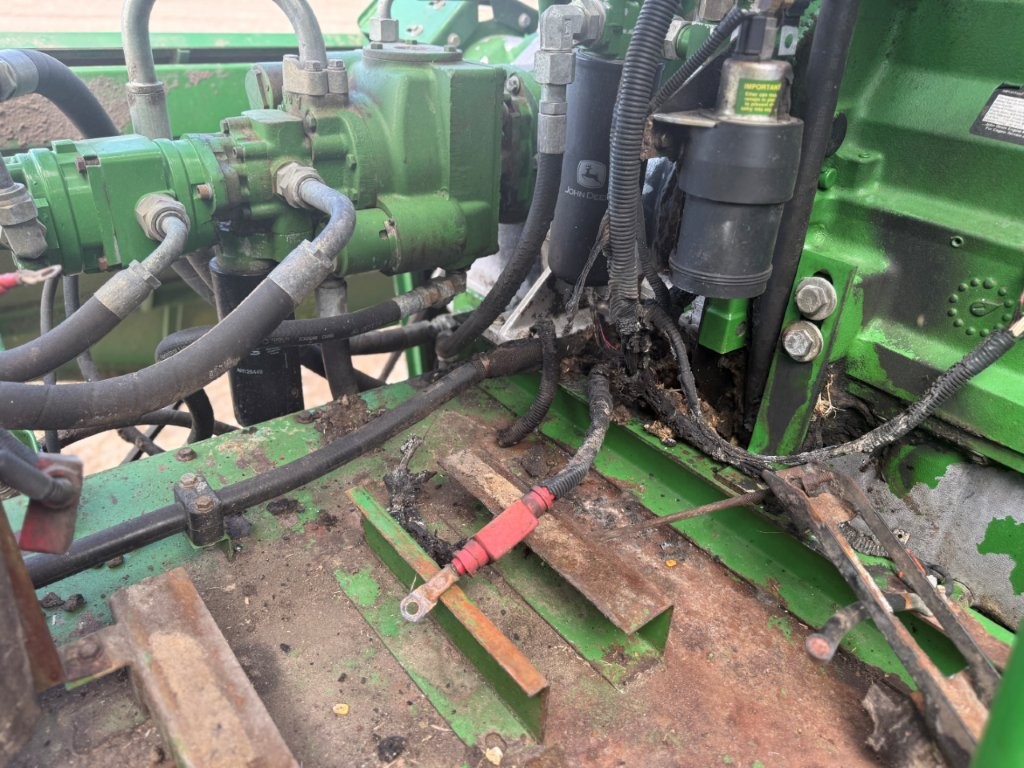 1998 John Deere 9510 Combine - Image 4