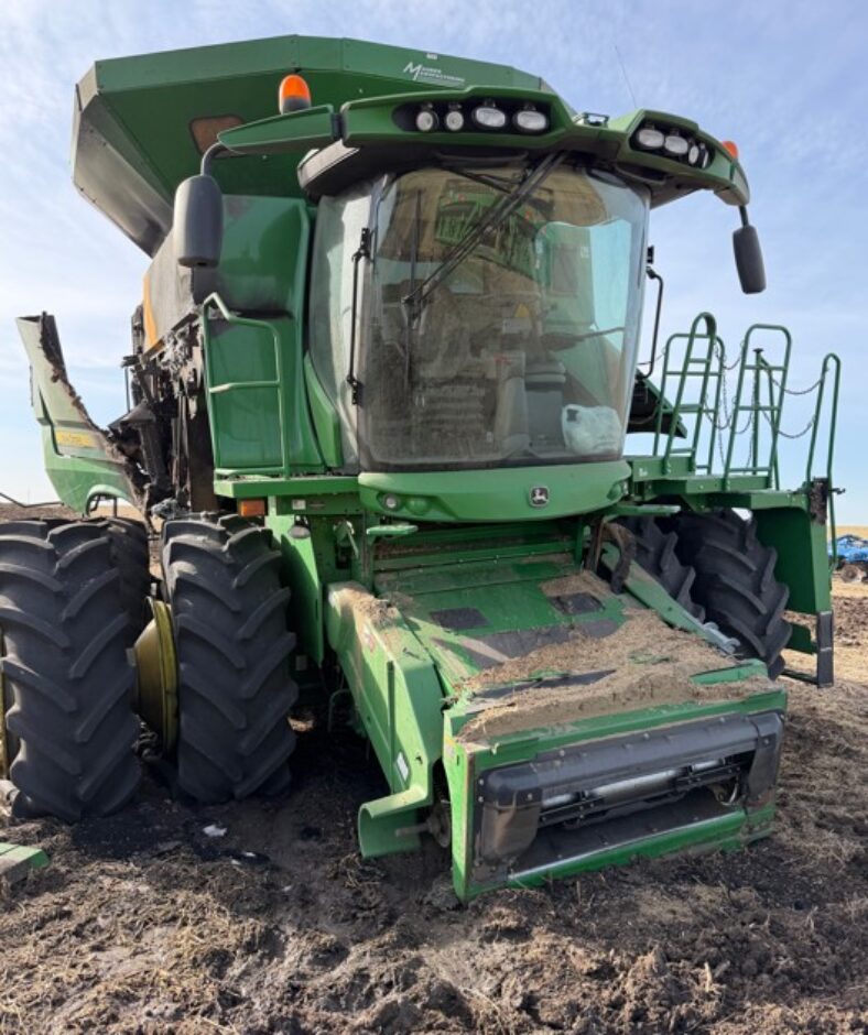 [Auction]: 2015 John Deere S680 STS Combine | Iowa | damaged | CAG